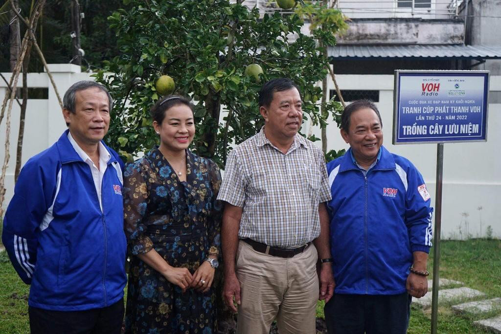 VWS và Ban tổ chức trồng cây lưu niệm trong khuôn viên khu tưởng niệm cố Thủ tướng Võ Văn Kiệt