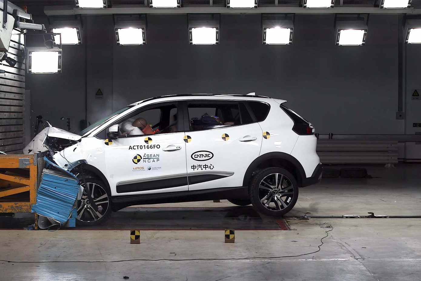 VinFast VF e34 được trang bị 6 túi khí và nhiều công nghệ an toàn tiên tiến, đạt mức xếp hạng 5 sao ở các hạng mục bảo vệ người lớn, trẻ em ngồi trong xe và đảm bảo an toàn cho các xe máy di chuyển xung quanh. VinFast VF e34 được trang bị 6 túi khí và nhiều công nghệ an toàn tiên tiến, đạt mức xếp hạng 5 sao ở các hạng mục bảo vệ người lớn, trẻ em ngồi trong xe và đảm bảo an toàn cho các xe máy di chuyển xung quanh.