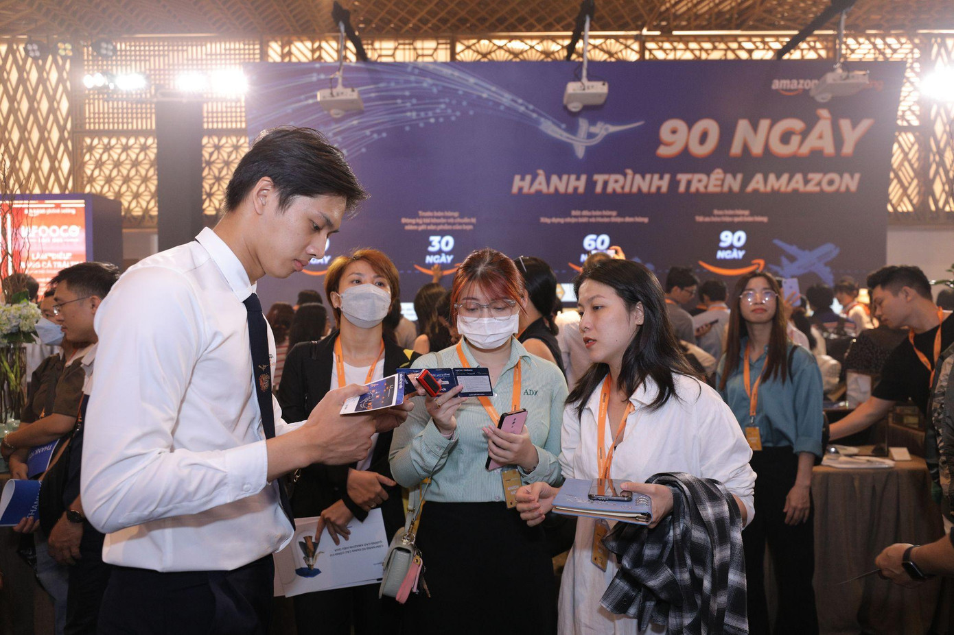 Nhiều doanh nghiệp, nhà bán hàng tìm hiểu cách đưa sản phẩm Made-in-Vietnam ra quốc tế tại Amazon Week 2022