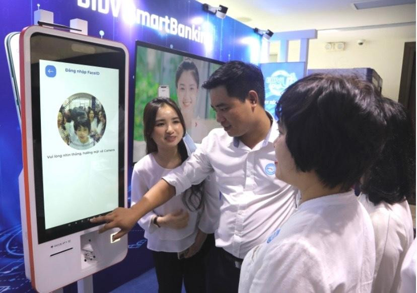 Khách hàng trải nghiệm công nghệ số của BIDV như công nghệ eKYC, đeo kính VR để xem các dự án nhà ở đang được giới thiệu tại BIDV Home.