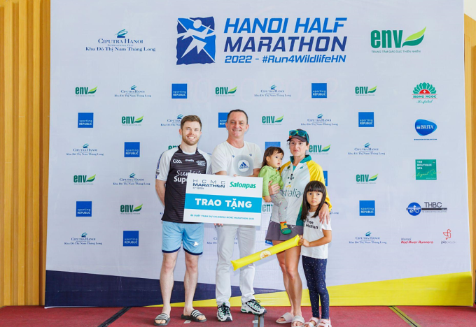 Ông Hugues Hervier de Courtisigny-Tổng quản lý Công sản Ciputra Hanoi lên trao tặng giải vận động viên xuất sắc cự ly 21km. Ảnh: Ciputra Hanoi Ông Hugues Hervier de Courtisigny-Tổng quản lý Công sản Ciputra Hanoi lên trao tặng giải vận động viên xuất sắc cự ly 21km. Ảnh: Ciputra Hanoi