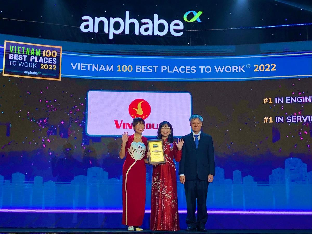 Bà Lê Mai Lan – Phó Chủ tịch Vingroup nhận chứng nhận Top 10 nơi làm việc tốt nhất Việt Nam