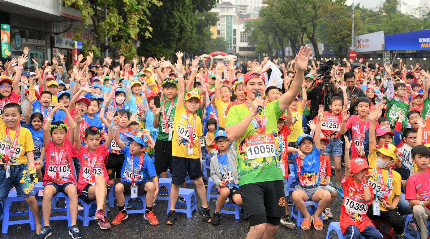 2.000 em nhỏ hò reo giao lưu với NSƯT Xuân Bắc, ca sĩ Bảo Ngọc, hot tiktoker Bối Bối, bé Duy Anh, Ngân Chi, team tâng bóng nghệ thuật Đỗ Kim Phúc - Ảnh Thương hiệu sữa Kun 2.000 em nhỏ hò reo giao lưu với NSƯT Xuân Bắc, ca sĩ Bảo Ngọc, hot tiktoker Bối Bối, bé Duy Anh, Ngân Chi, team tâng bóng nghệ thuật Đỗ Kim Phúc - Ảnh Thương hiệu sữa Kun