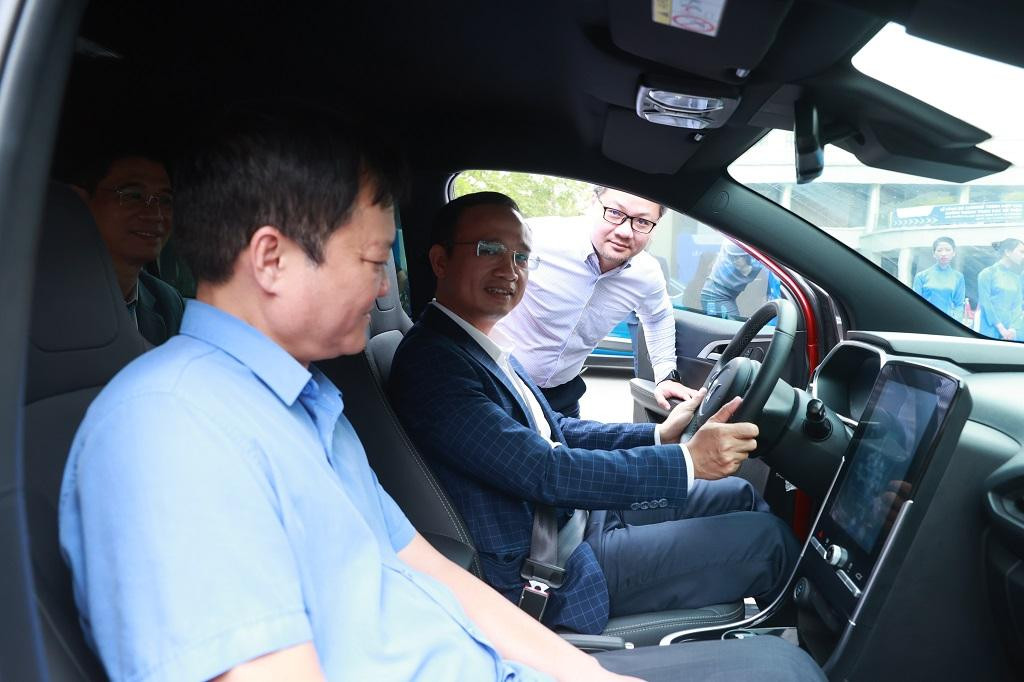 Từ trái qua phải, TS. Nguyễn Quang Anh -Trưởng Khoa Cơ khí và TS. Ngô Quốc Trinh - Trưởng phòng Khoa học Công nghệ - Hợp tác Quốc tế, TrườngĐH Công nghệ GTVT trải nghiệm xe ô tô điện VinFast VF e34 tại sự kiện.