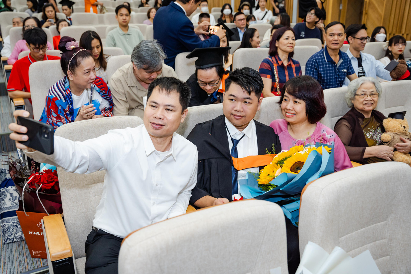 Cũng trong buổi lễ, gia đình và bạn bè đã có mặt để cùng đánh một dấu mốc quan trọng trong cuộc đời của các bạn tân cử nhân. Cũng trong buổi lễ, gia đình và bạn bè đã có mặt để cùng đánh một dấu mốc quan trọng trong cuộc đời của các bạn tân cử nhân.