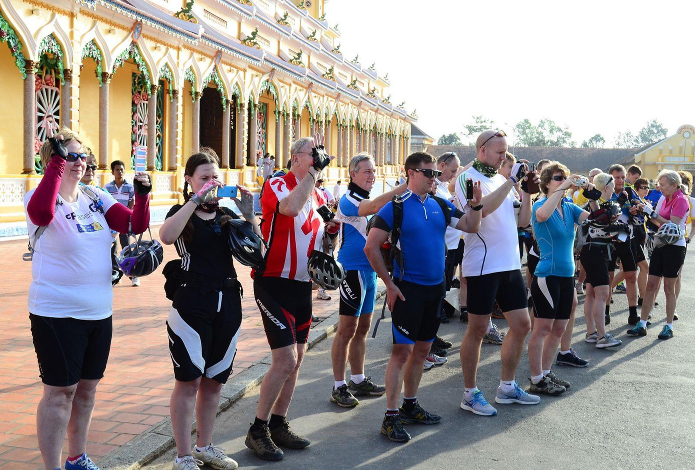 Du khách nước ngoài thăm quan tại Tây Ninh