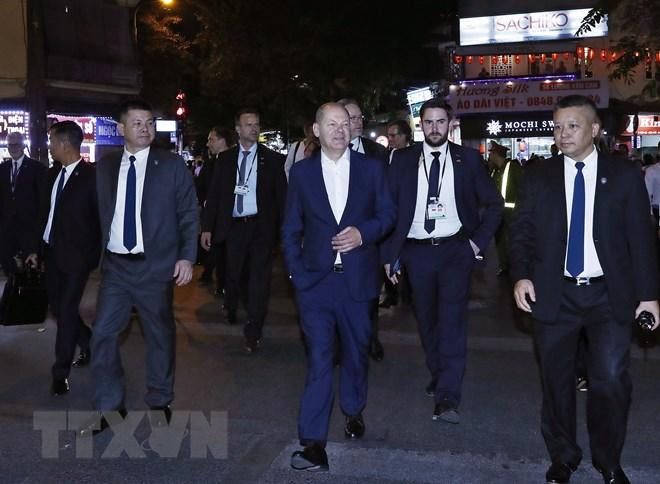 Thủ tướng Đức Olaf Scholz đi bộ tại khu vực hồ Hoàn Kiếm.(Ảnh: An Đăng/TTXVN) Thủ tướng Đức Olaf Scholz đi bộ tại khu vực hồ Hoàn Kiếm.(Ảnh: An Đăng/TTXVN)