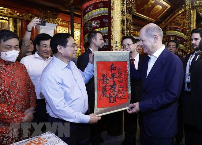 Thủ tướng Phạm Minh Chính tặng Thủ tướng Đức Olaf Scholz bức thư pháp với nội dung "Hòa bình - Hữu nghị cùng phát triển" tại đền Ngọc Sơn. (Ảnh: An Đăng/TTXVN) Thủ tướng Phạm Minh Chính tặng Thủ tướng Đức Olaf Scholz bức thư pháp với nội dung "Hòa bình - Hữu nghị cùng phát triển" tại đền Ngọc Sơn. (Ảnh: An Đăng/TTXVN)