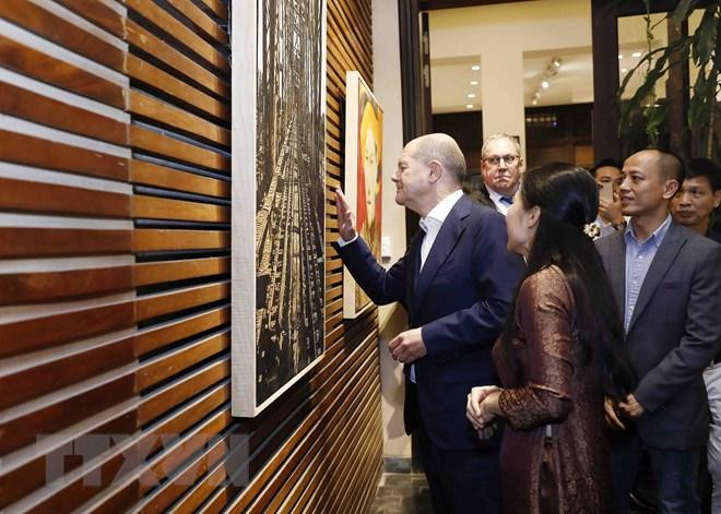 Thủ tướng Đức Olaf Scholz tham quan phòng tranh tại số 41 Hàng Gai (Hà Nội). (Ảnh: An Đăng/TTXVN) Thủ tướng Đức Olaf Scholz tham quan phòng tranh tại số 41 Hàng Gai (Hà Nội). (Ảnh: An Đăng/TTXVN)