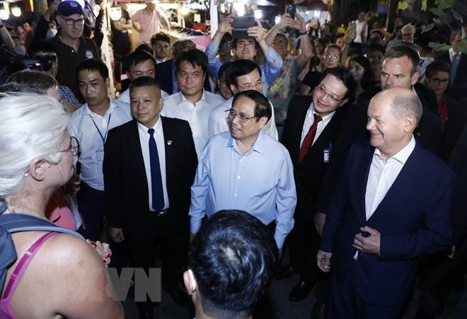 Thủ tướng Phạm Minh Chính và Thủ tướng Đức Olaf Scholz trò chuyện với khách quốc tế tại khu vực bờ hồ Hoàn Kiếm.(Ảnh: An Đăng/TTXVN) Thủ tướng Phạm Minh Chính và Thủ tướng Đức Olaf Scholz trò chuyện với khách quốc tế tại khu vực bờ hồ Hoàn Kiếm.(Ảnh: An Đăng/TTXVN)