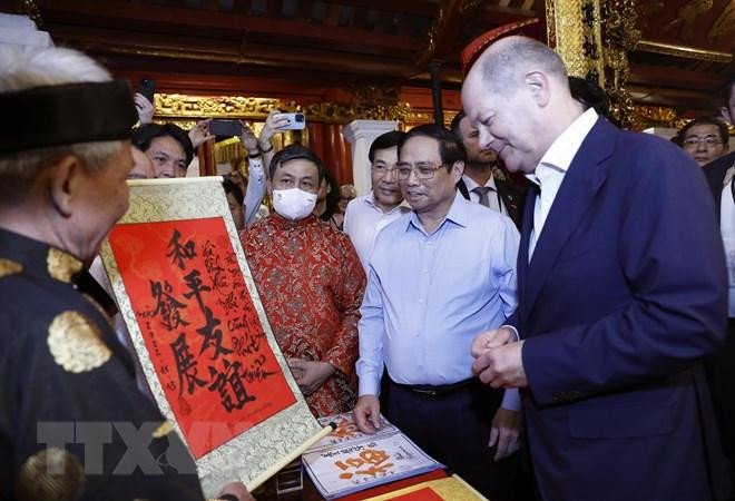 Thủ tướng Phạm Minh Chính giới thiệu bức thư pháp tới Thủ tướng Đức Olaf Scholz tại đền Ngọc Sơn. (Ảnh: An Đăng/TTXVN) Thủ tướng Phạm Minh Chính giới thiệu bức thư pháp tới Thủ tướng Đức Olaf Scholz tại đền Ngọc Sơn. (Ảnh: An Đăng/TTXVN)