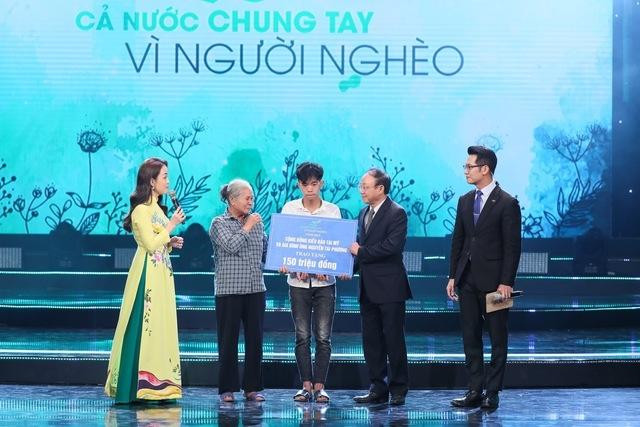 Đại diện EVNNPC trao tặng ủng hộ 100 triệu đồng cho chương trình Đại diện EVNNPC trao tặng ủng hộ 100 triệu đồng cho chương trình