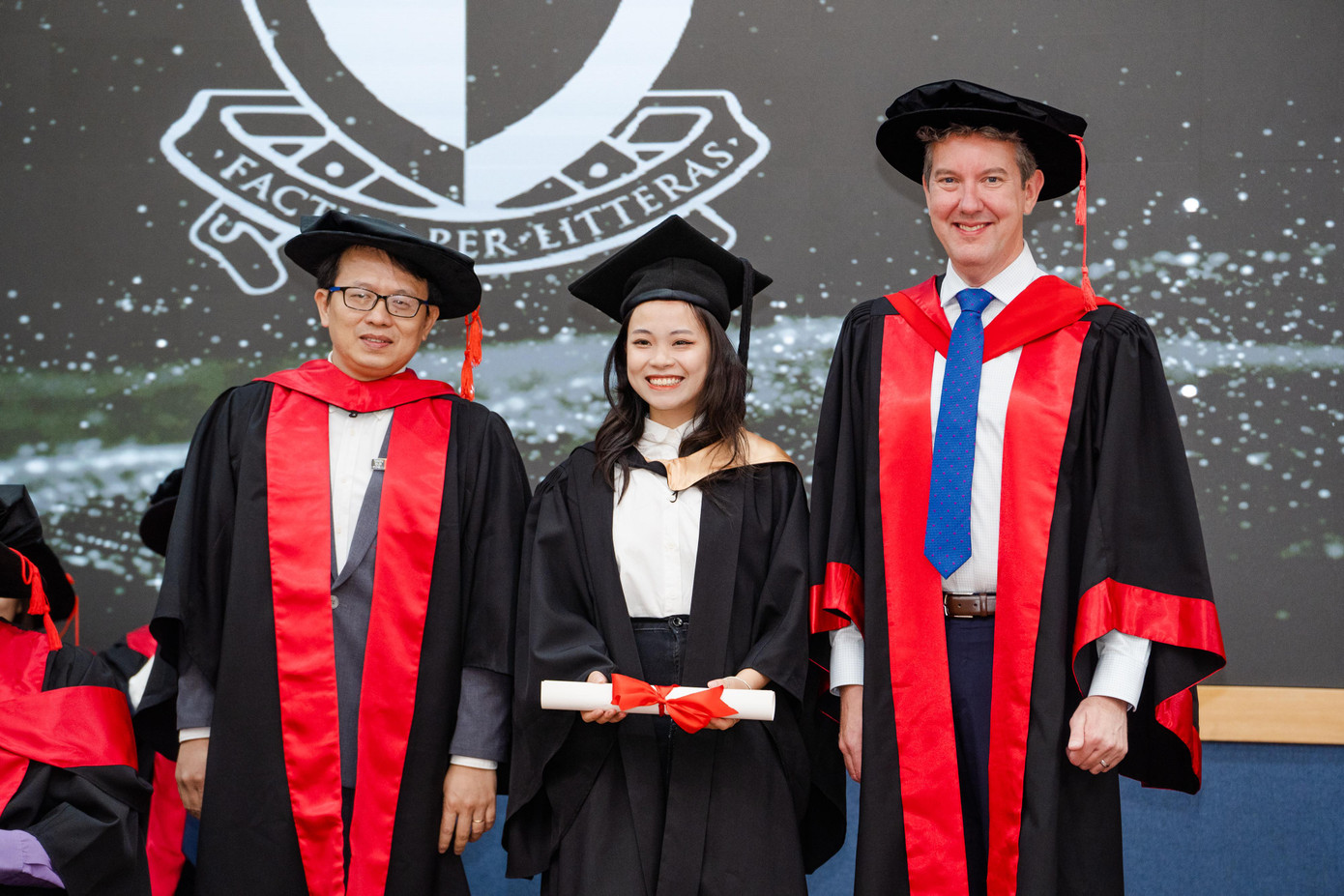 Giám đốc Swinburne Việt Nam và hiệu phó Swinburne University of Technology trao bằng cho tân cử nhân Giám đốc Swinburne Việt Nam và hiệu phó Swinburne University of Technology trao bằng cho tân cử nhân