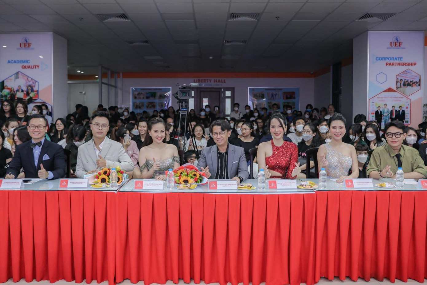 Đội ngũ Ban giám khảo là các Hoa hậu, Á khôi, chuyên gia thời trang, sắc đẹp