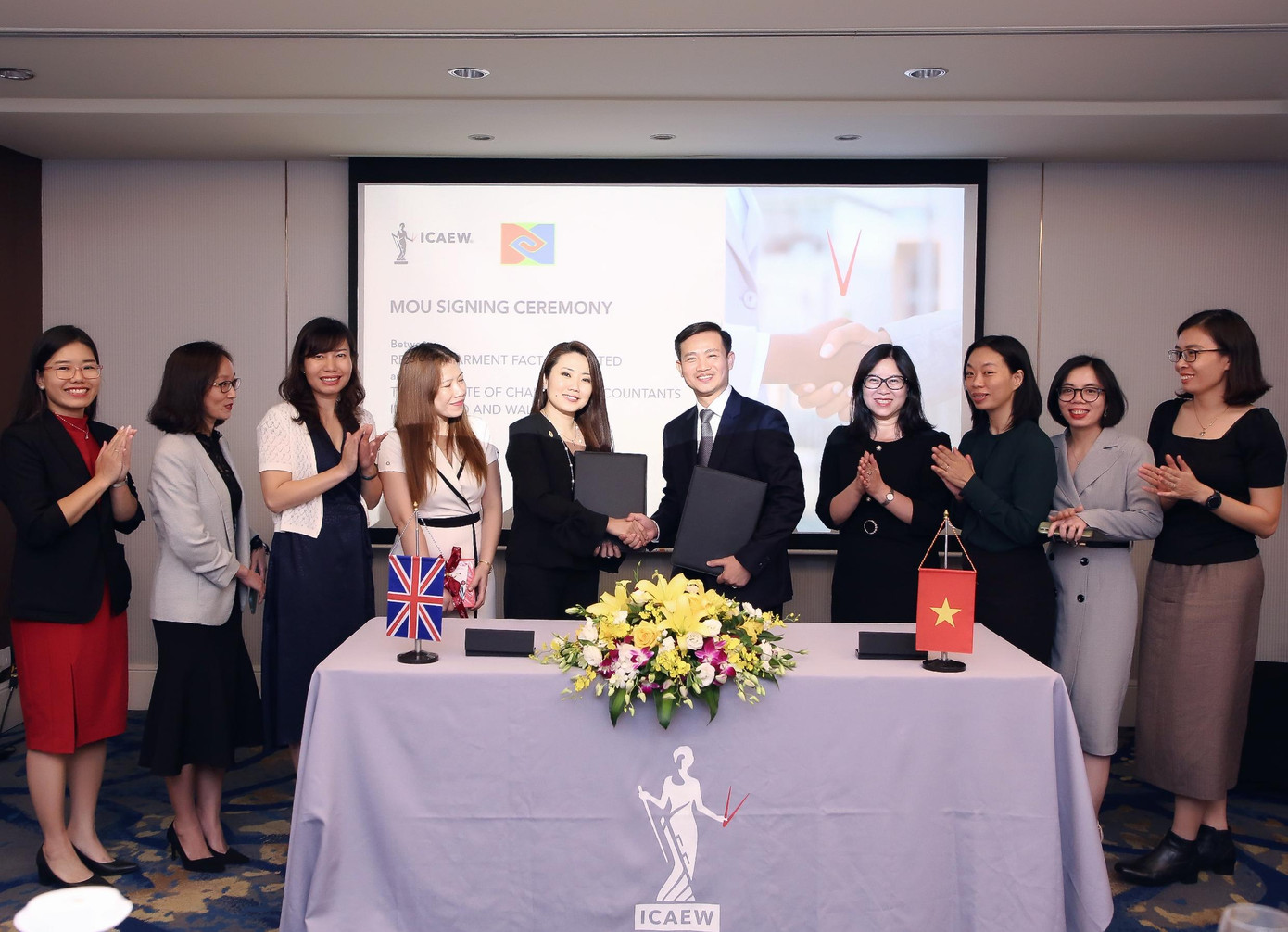 Ông Đỗ Xuân Hưng, Giám đốc Tài chính của Công ty May Tinh Lợi và bà Elaine Hong, Giám đốc ICAEW khu vực Đông Nam Á và Trung Quốc ký kết hợp tác Ông Đỗ Xuân Hưng, Giám đốc Tài chính của Công ty May Tinh Lợi và bà Elaine Hong, Giám đốc ICAEW khu vực Đông Nam Á và Trung Quốc ký kết hợp tác