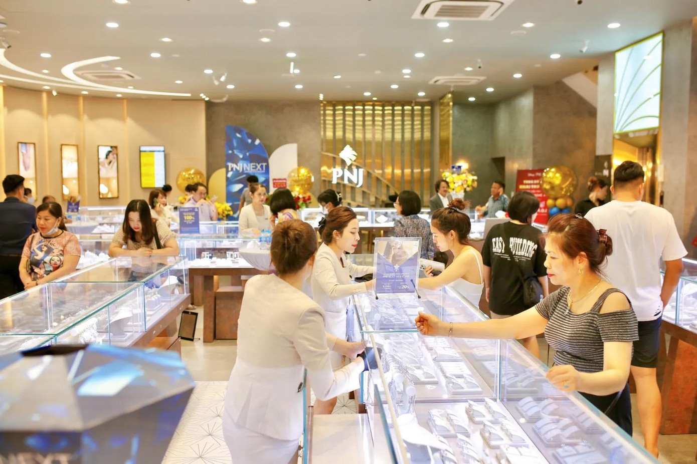 Khách hàng mua sắm tại PNJ.