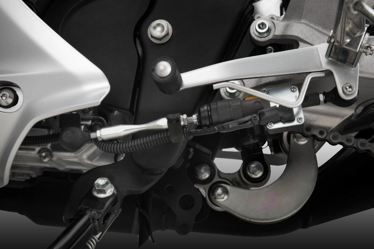 Quickshifter được trang bị trên R15M