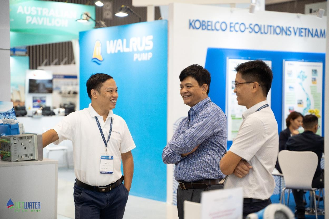 Đại diện doanh nghiệp giới thiệu công nghệ xử lý nước cho khách tham quan. Đại diện doanh nghiệp giới thiệu công nghệ xử lý nước cho khách tham quan.