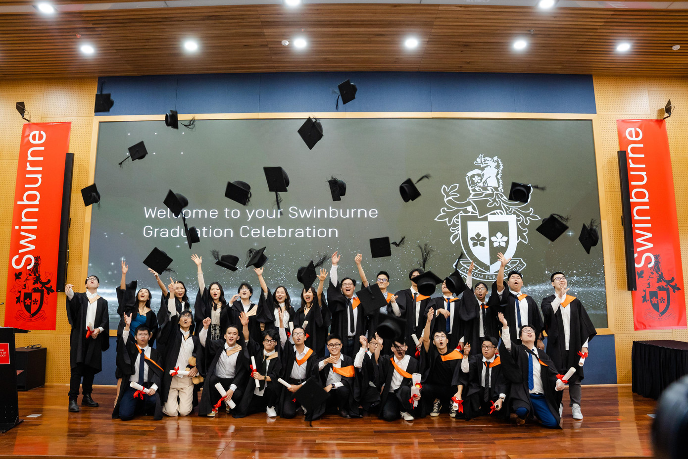 Tân cử nhân Swinburne Việt Nam tung mũ trong buổi lễ tốt nghiệp Tân cử nhân Swinburne Việt Nam tung mũ trong buổi lễ tốt nghiệp