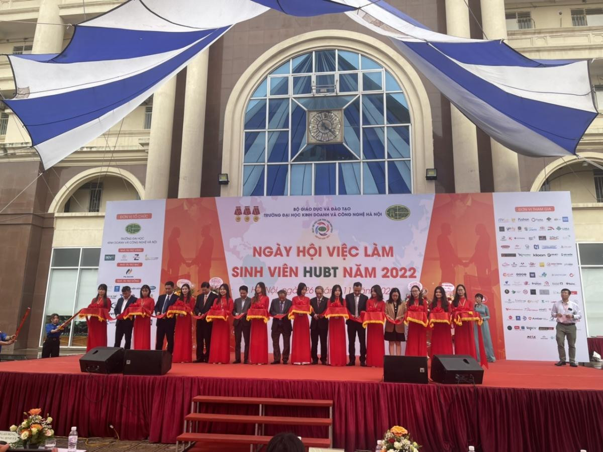 Các đại biểu cắt băng khai mạc ngày hội việc làm tại chương trình. Các đại biểu cắt băng khai mạc ngày hội việc làm tại chương trình.