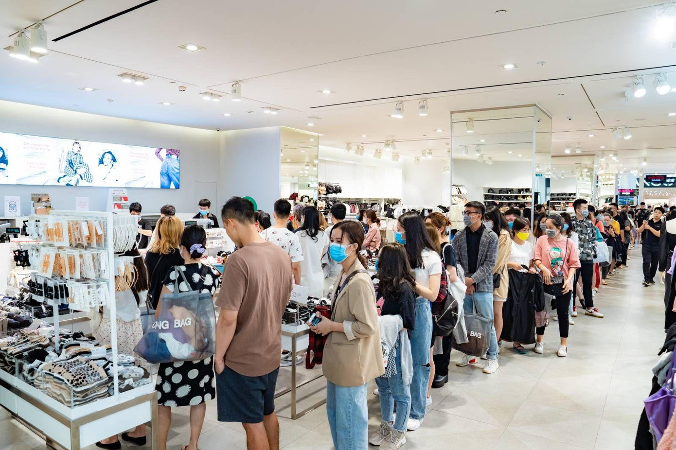 Hàng nghìn lượt khách xếp hàng tham gia vào đường đua Đường Đua Meowrathon Mega Sale dịp Vincom Black Friday 2022 Hàng nghìn lượt khách xếp hàng tham gia vào đường đua Đường Đua Meowrathon Mega Sale dịp Vincom Black Friday 2022