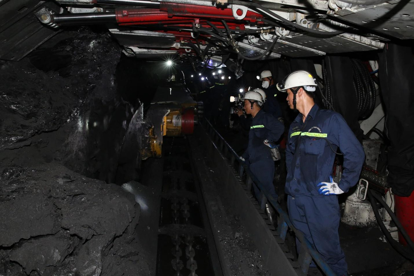 Than Uông Bí đưa Lò chợ CGH đồng bộ hạng nhẹ công suất 250.000 tấn/năm vào hoạt động, đáp ứng cho sản xuất.