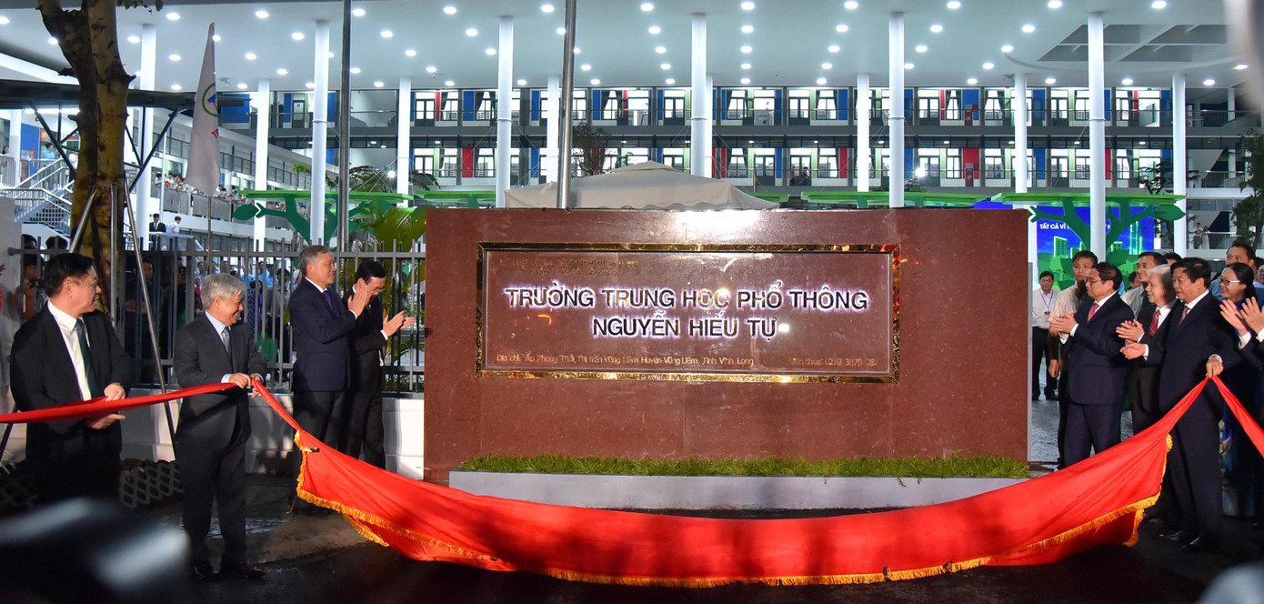 Các đại biểu cắt băng khánh thành ngôi trường mới trên quê hương cố Thủ tướng Võ Văn Kiệt.