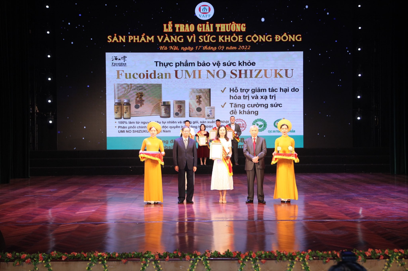 Đại diện công ty TNHH Umi No Shizuku nhận giải thưởng “Sản phẩm vàng vì sức khỏe cộng đồng 2022”