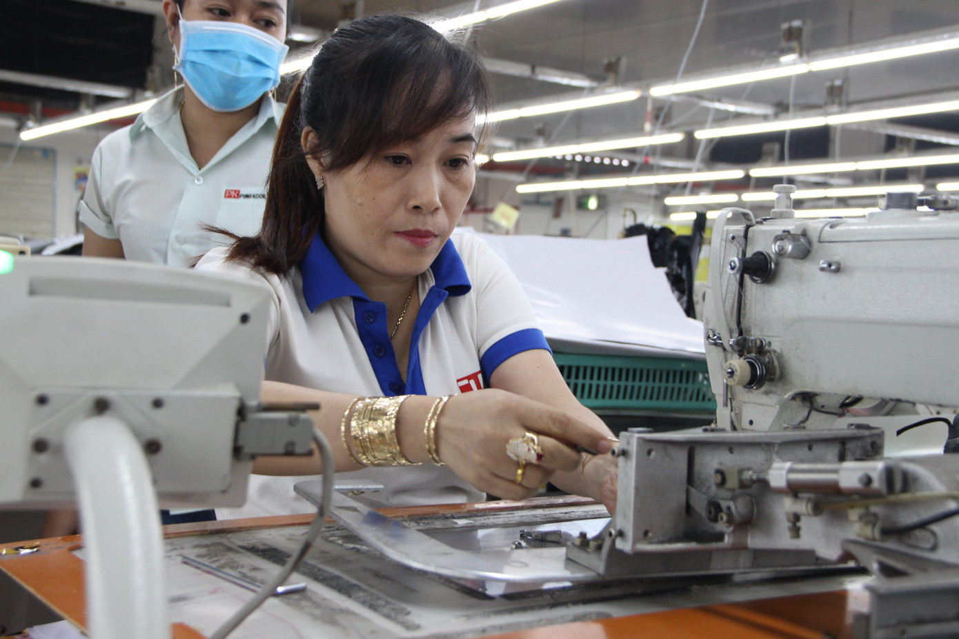 Công nhân sản xuất trong nhà máy ở Bình Dương (ảnh: HƯƠNG CHI)