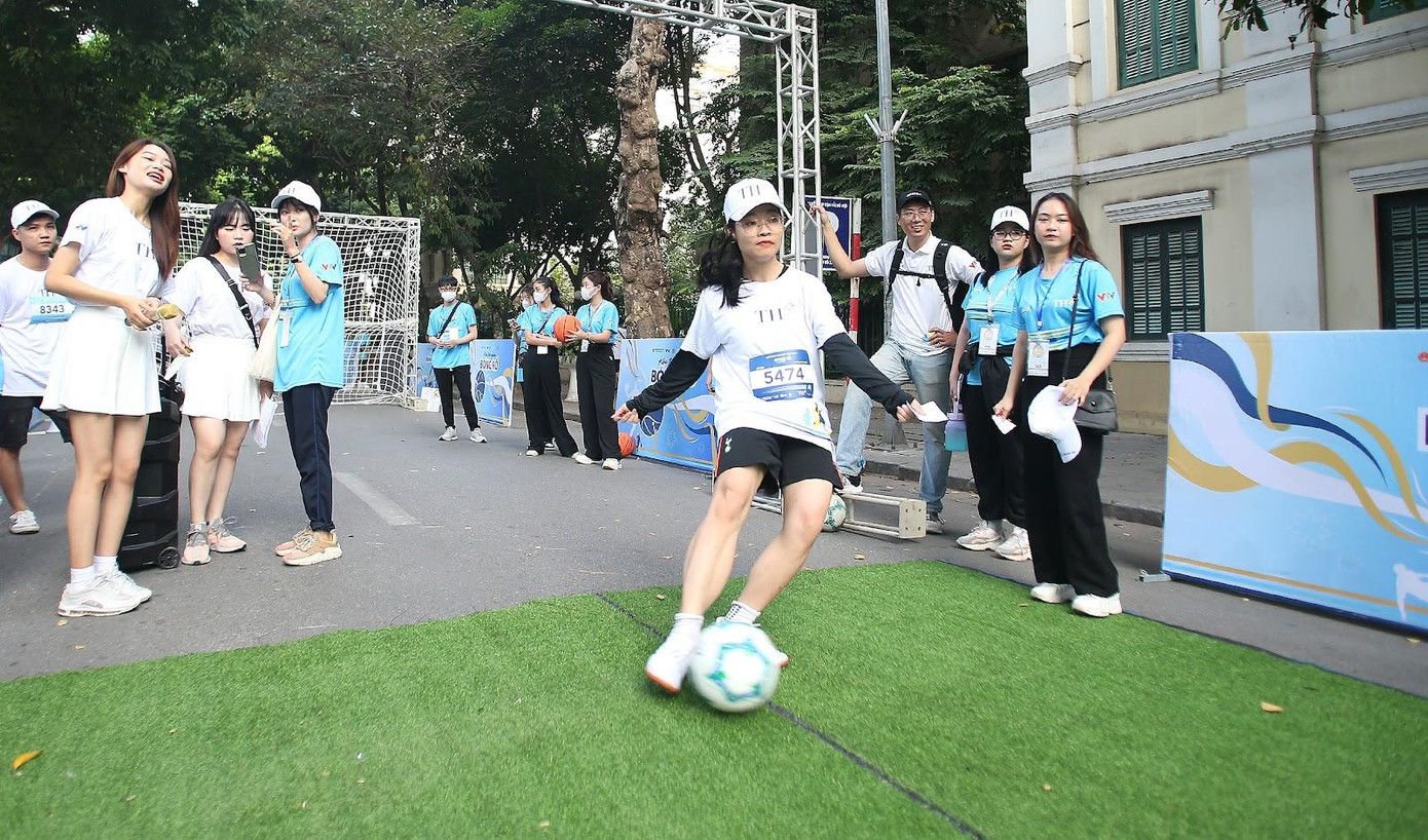 Không chỉ “cháy” hết mình trên đường chạy mà các bạn trẻ còn rất hào hứng trổ tài với các trò chơi khác ở khu trải nghiệm Không chỉ “cháy” hết mình trên đường chạy mà các bạn trẻ còn rất hào hứng trổ tài với các trò chơi khác ở khu trải nghiệm