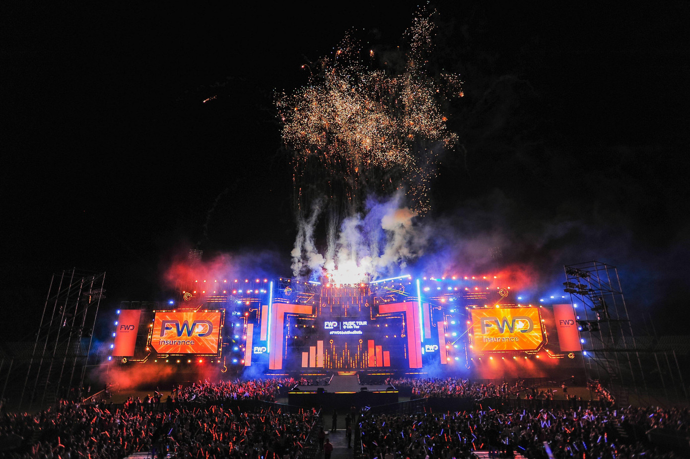 Sân khấu hoành tráng cùng màn lighting show và pháo hoa ấn tượng