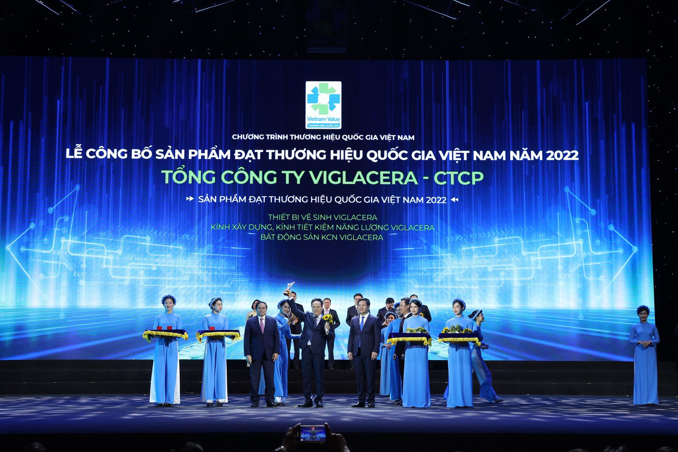Đại diện Tổng công ty Viglacera nhận biểu trưng Thương hiệu Quốc gia Việt Nam năm 2022. Đại diện Tổng công ty Viglacera nhận biểu trưng Thương hiệu Quốc gia Việt Nam năm 2022.