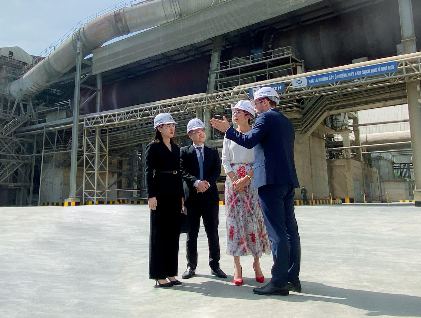 Công nương Mary Elizabeth cùng Ban lãnh đạo Xi Măng Xuân Thành và FLSmidth trao đổi về hệ thống dây chuyền sản xuất của Xi măng Xuân Thành Công nương Mary Elizabeth cùng Ban lãnh đạo Xi Măng Xuân Thành và FLSmidth trao đổi về hệ thống dây chuyền sản xuất của Xi măng Xuân Thành