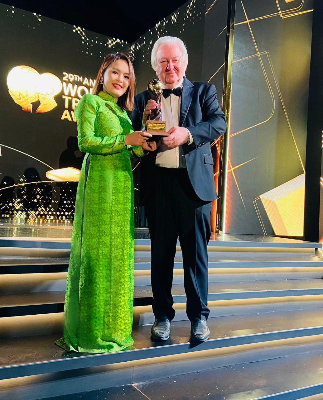 Bà Thân Thị Thu Huyền - CEO Đảo Ký ức Hội An lên nhận giải thưởng “Hoian Memories Land - World Leading entertaiment destination 2022”.