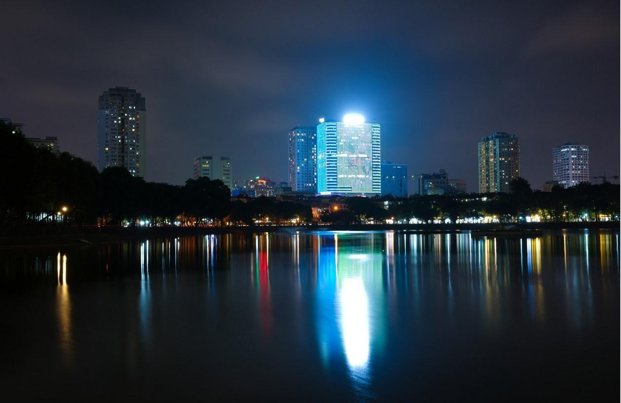 Trong hai tối 19 và 20/11, tòa nhà TNR Tower trên đường Nguyễn Chí Thanh đã đổi màu xanh dương dịu nhẹ kèm thông điệp “One team for every child” (Đồng đội đồng lòng vì mọi trẻ em).