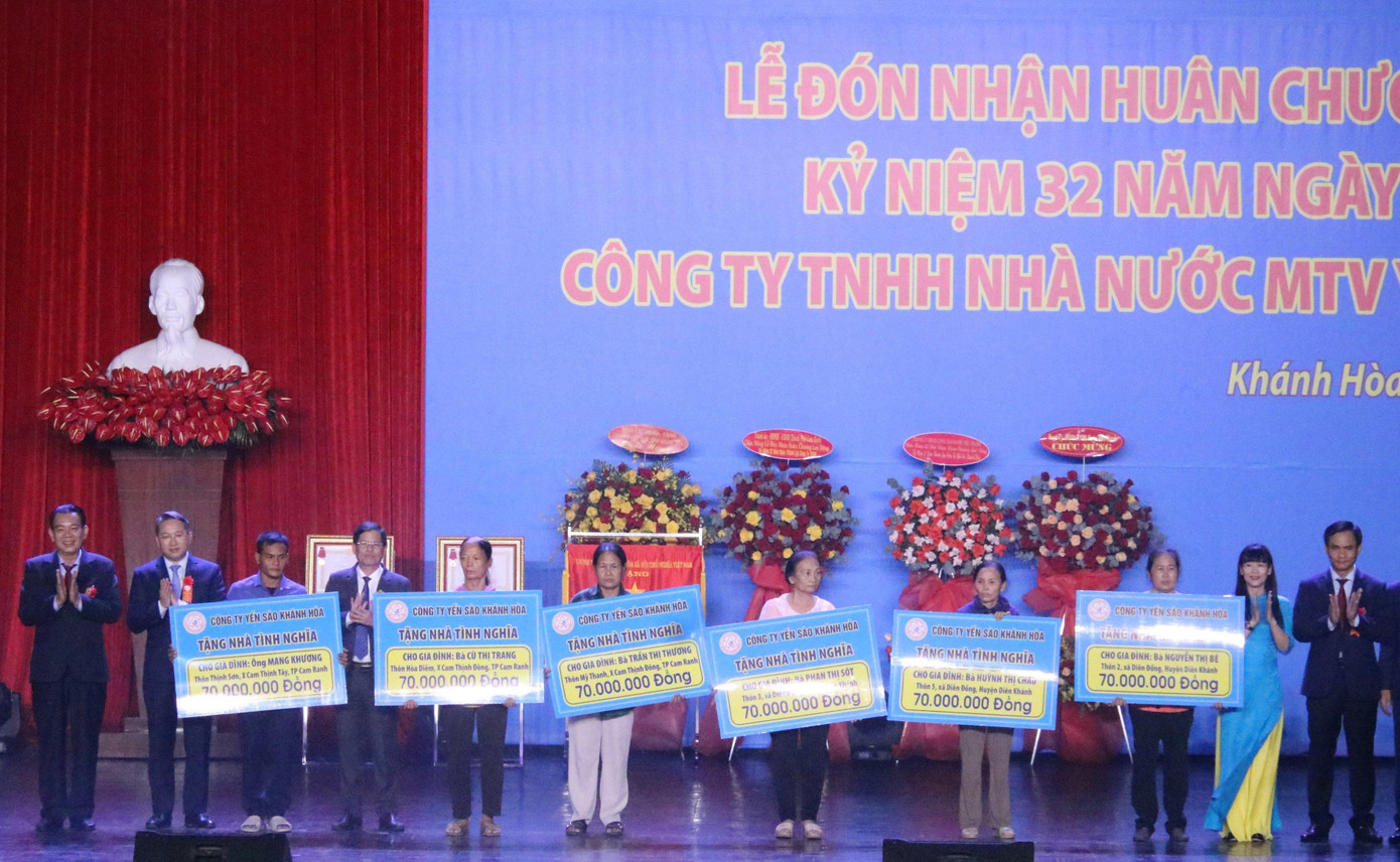 Công ty Yến sào Khánh Hoà tặng nhà tình nghĩa cho các gia đình chính sách.