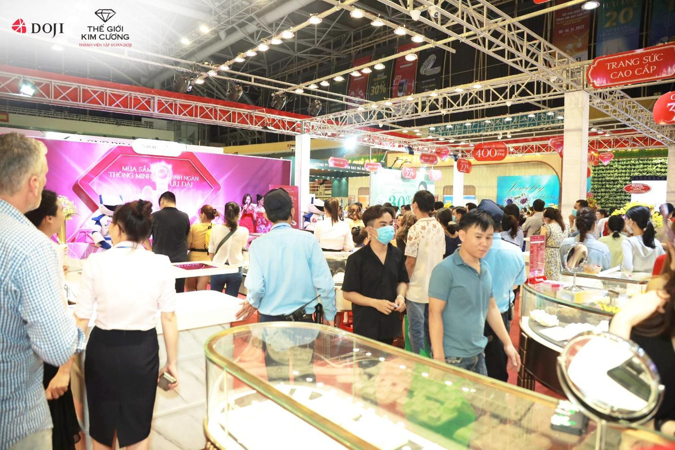 Với chương trình ưu đãi hấp dẫn, gian hàng của DOJI và Thế Giới Kim Cương thu hút hàng ngàn lượt khách mỗi ngày
