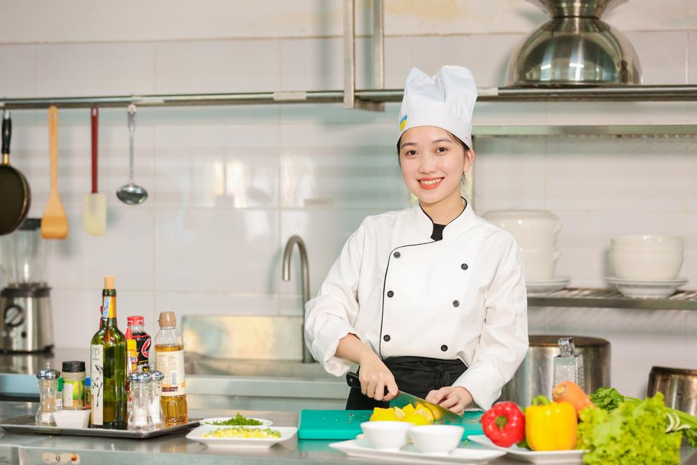 Sinh viên thực hành tại hệ thống quầy bar -bếp - nhà hàng - khách sạn HUTECH Sinh viên thực hành tại hệ thống quầy bar -bếp - nhà hàng - khách sạn HUTECH