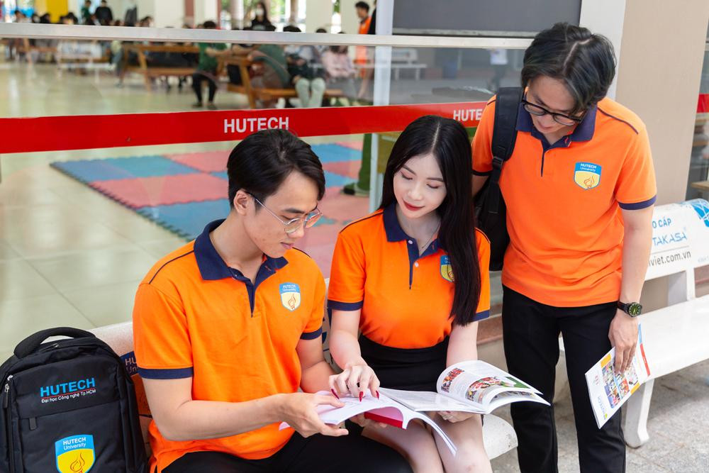 Không chỉ được trau dồi khả năng tiếng Anh, sinh viên còn được rèn luyện tiếng Pháp qua các học phần chuyên ngành Không chỉ được trau dồi khả năng tiếng Anh, sinh viên còn được rèn luyện tiếng Pháp qua các học phần chuyên ngành