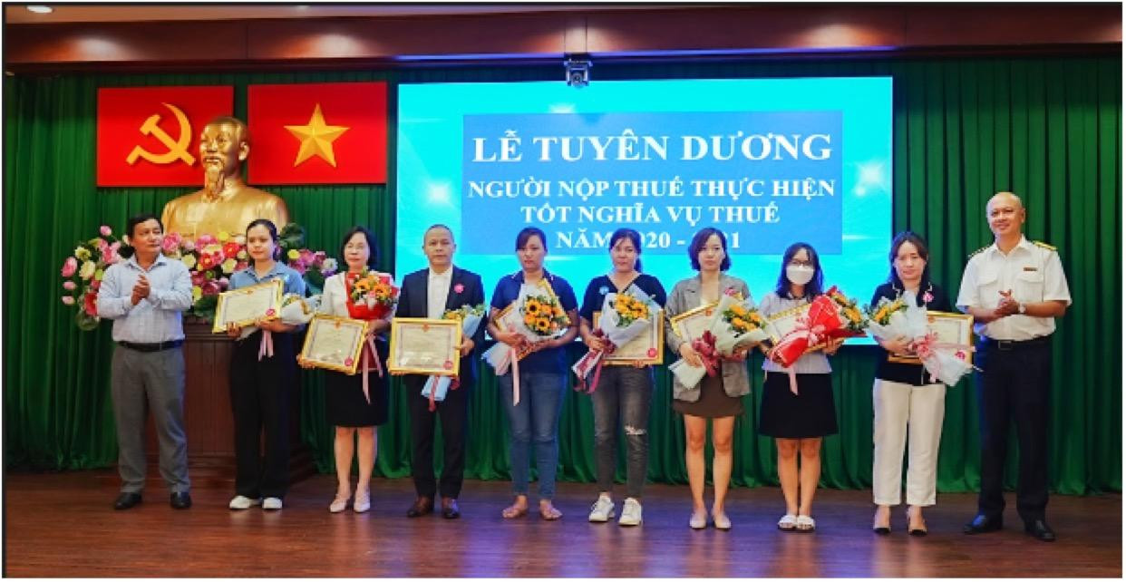 CEO Lê Trường Mạnh đại diện doanh nghiệp nhận Bằng khen từ Tổng Cục Thuế - Ảnh: Tập đoàn Đông Dương