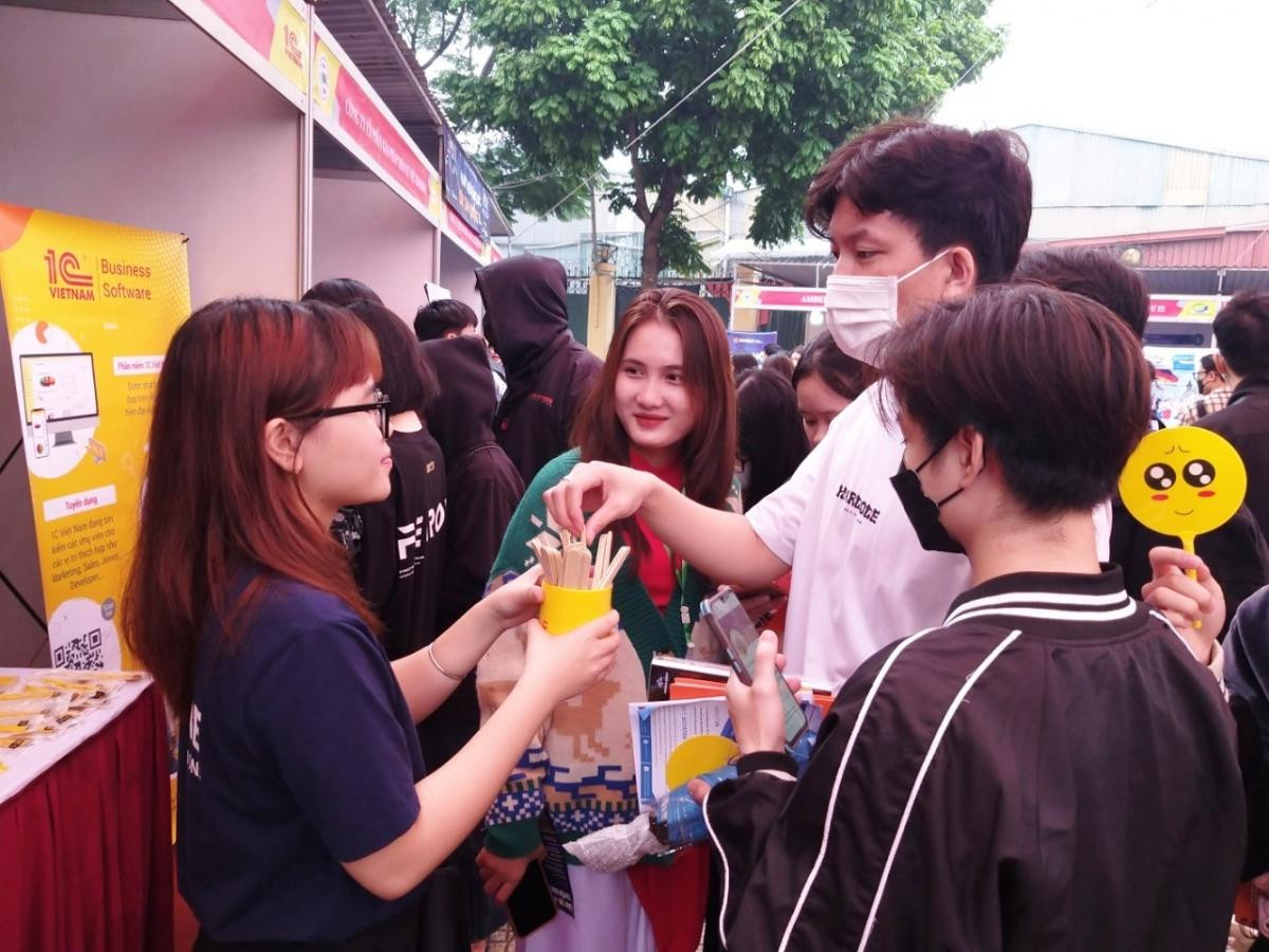 Các bạn sinh viên tham quan và tìm hiểu các gian hàng của nhà tuyển dụng tại ngày hội. Các bạn sinh viên tham quan và tìm hiểu các gian hàng của nhà tuyển dụng tại ngày hội.