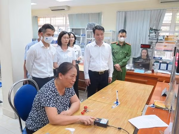 Tổng Giám đốc BHXH Việt Nam Nguyễn Thế Mạnh kiểm tra việc thí điểm áp dụng xác thực vân tay người dân tới giải quyết thủ tục tại BHXH Đống Đa (Hà Nội). Tổng Giám đốc BHXH Việt Nam Nguyễn Thế Mạnh kiểm tra việc thí điểm áp dụng xác thực vân tay người dân tới giải quyết thủ tục tại BHXH Đống Đa (Hà Nội).