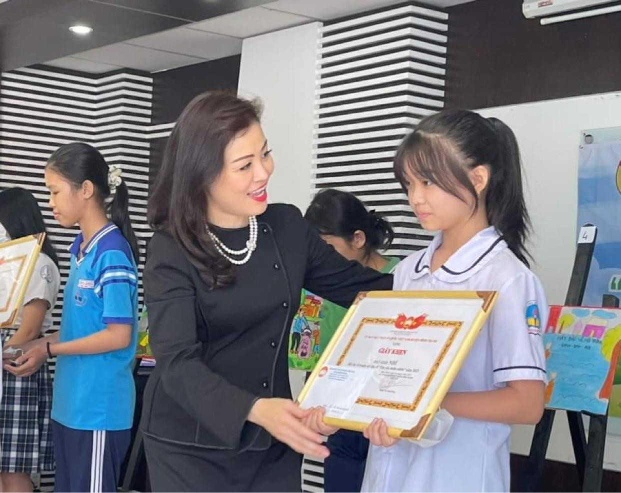 Bà Huỳnh Thị Lan Phương, Phó TGĐ công ty VWS trao phần thưởng cho các em đoạt giải trong cuộc thi vẽ tranh vì môi trường năm 2022