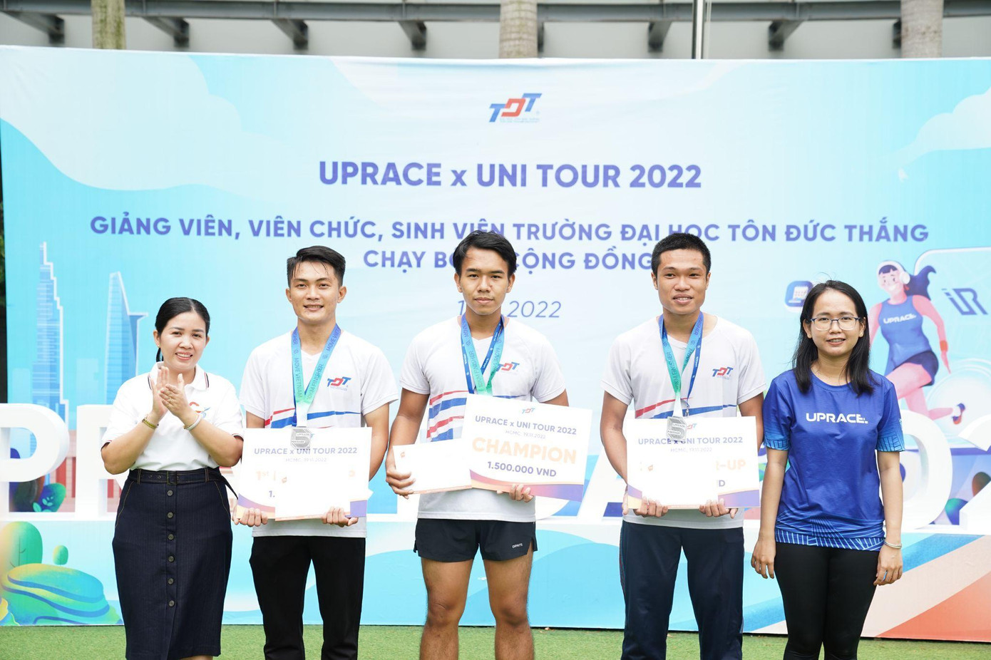 Nguyễn Đình Hưng (thứ 3, từ trái qua) đạt quán quân UpRace Day tại Trường ĐH Tôn Đức Thắng Nguyễn Đình Hưng (thứ 3, từ trái qua) đạt quán quân UpRace Day tại Trường ĐH Tôn Đức Thắng