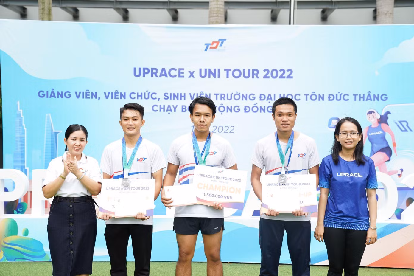Nguyễn Đình Hưng (thứ 3, từ trái qua) đạt quán quân UpRace Day tại Trường ĐH Tôn Đức Thắng Nguyễn Đình Hưng (thứ 3, từ trái qua) đạt quán quân UpRace Day tại Trường ĐH Tôn Đức Thắng