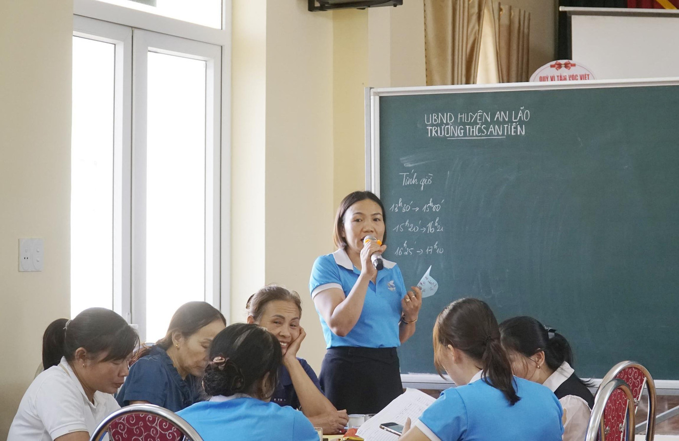 Bà Bùi Thị Thúy Vân (cầm MIC) cùng các cán bộ Hội LHPN chia sẻ sau khóa tập huấn Bà Bùi Thị Thúy Vân (cầm MIC) cùng các cán bộ Hội LHPN chia sẻ sau khóa tập huấn