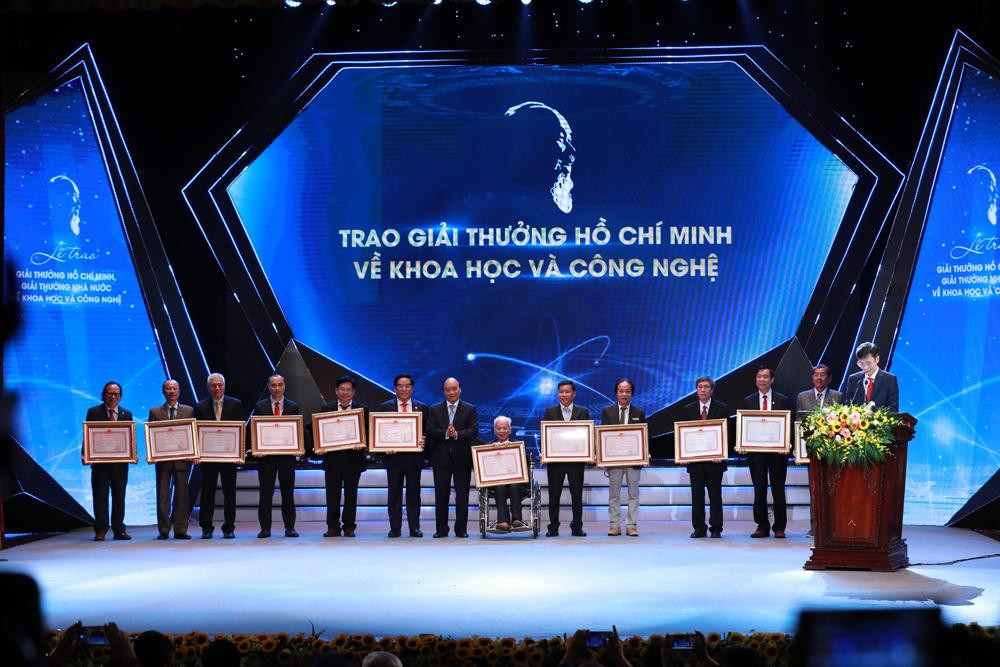 Chủ tịch nước trao giải cho các tác giả đạt giải thưởng Hồ Chí Minh về Khoa học và Công nghệ Chủ tịch nước trao giải cho các tác giả đạt giải thưởng Hồ Chí Minh về Khoa học và Công nghệ