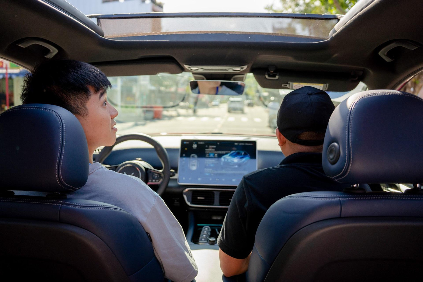 Không gian nội thất VF 8 với độ hoàn thiện cao và màn hình 15.6 inch gây ấn tượng với những người trải nghiệm xe. Không gian nội thất VF 8 với độ hoàn thiện cao và màn hình 15.6 inch gây ấn tượng với những người trải nghiệm xe.