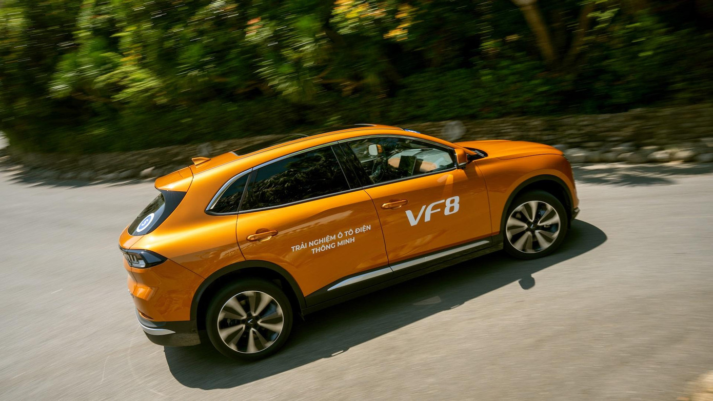 VF 8 toát lên vẻ đẳng cấp, sang trọng song rất năng động và có hơi hướng tương lai. VF 8 toát lên vẻ đẳng cấp, sang trọng song rất năng động và có hơi hướng tương lai.