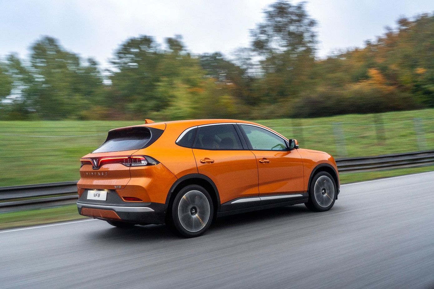 Vẻ ngoài của VF 8 thu hút bất cứ ai ngay trong lần trải nghiệm đầu tiên. Vẻ ngoài của VF 8 thu hút bất cứ ai ngay trong lần trải nghiệm đầu tiên.